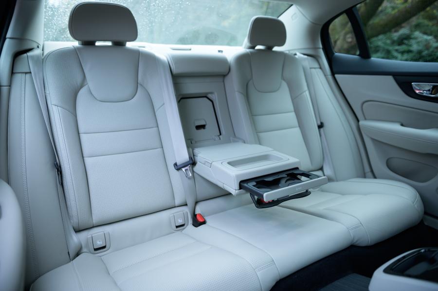 Интерьер Volvo S60 T6 Inscription 2016 года  (JP) (фото 10 из 35)